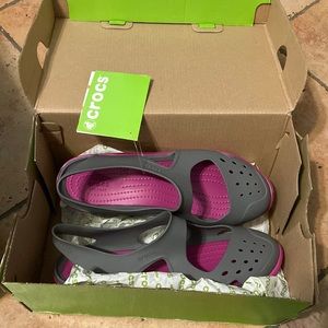 Women’s Shiftwater Wave W Crocs: Size 6